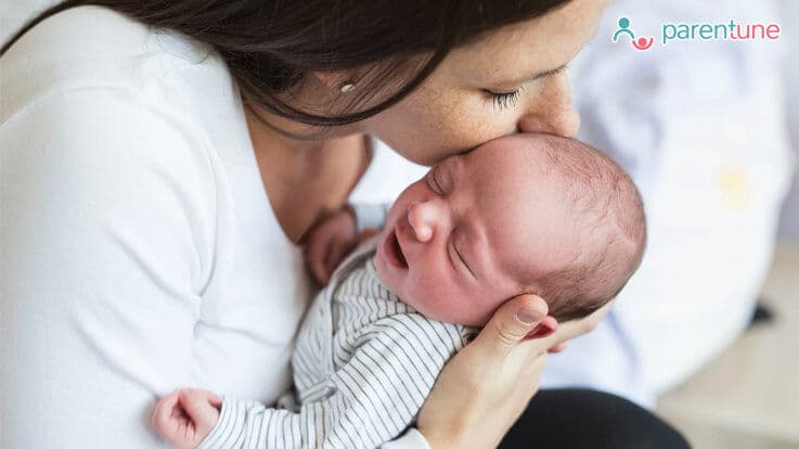क्या करें जब नवजात शिशु को आ जाए बुखार? 8 उपाय बुखार से राहत के