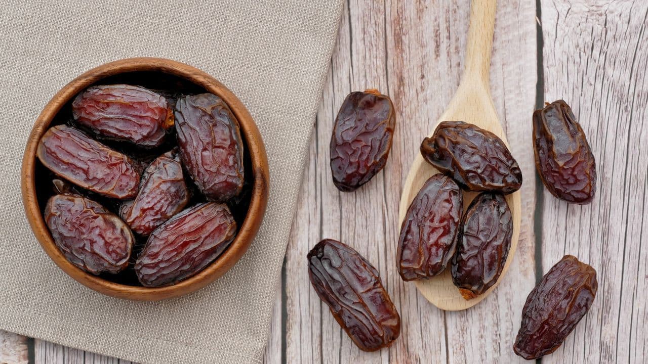 बच्चों को छुहारा खिलाने से सेहत को मिलते हैं ये 5 फायदे, जानें कब और कैसे खिलाएं