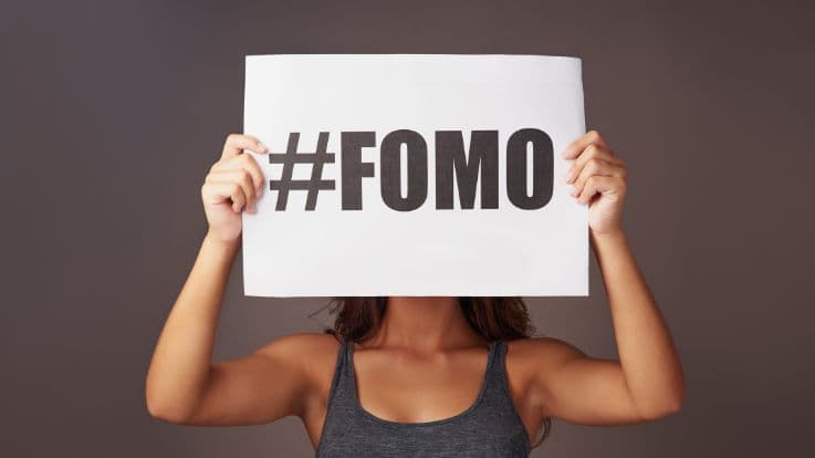 क्या आपका बच्चा FOMO शब्द का प्रयोग करता है? जानिए इसका क्या मतलब है