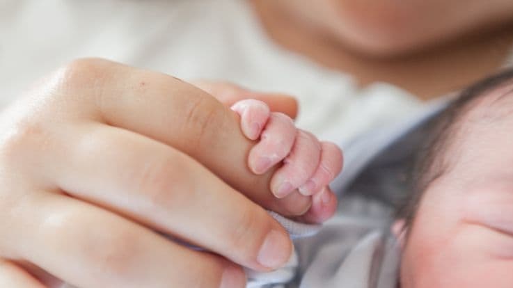 0-2 மாத குழந்தையின் பார்வை, செவித்திறன் வளர்ச்சி மைல்கற்கள்