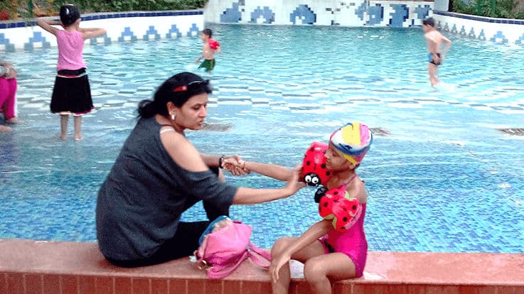  8 Essential things to pack when taking your child to swimming pool