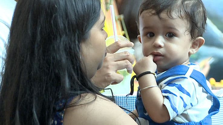 इन 5 तरीकों से बच्चे की अंगूठा पीने की आदत को छुड़ाएं