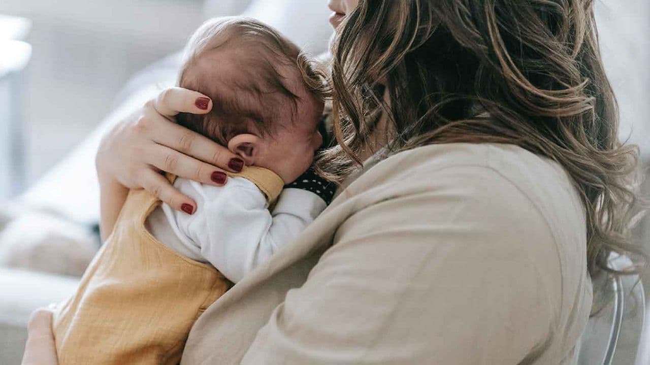 नवजात शिशु को गोद में लेने का सबसे सुरक्षित तरीका क्या है?