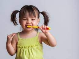 टूथ ब्रशिंग सुरू करण्यासाठी योग्य वय काय आहे? दातांच्या आरोग्यासाठी कोणते पदार्थ टाळावेत?