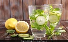 या उन्हाळ्यात ५ रिफ्रेशिंग डिटॉक्स पेये जे शरीरास बनवतील निरोगी!!