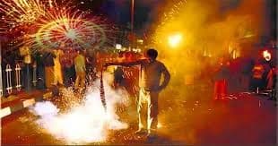 आपल्या लहानग्याला समजावून सांगा दीपावलीचे महत्त्व आणि सुरक्षा उपाय!!