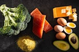 व्हिटॅमिन बी १२ च्या कमतरतेची कारणे, लक्षणे आणि प्रतिबंध टिप्स!!
