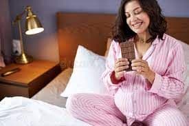 गरोदरपणात चॉकलेट खाणे सुरक्षित आहे का? फायदे आणि तोटे जानूया!! 