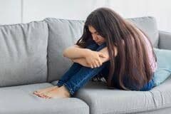  किशोरवयीन मुली का बनत जातात मुडी? कारणे आणि प्रतिबंधात्मक उपचार 