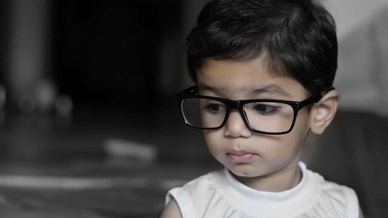 क्या हैं बच्चो की आँखे कमजोर होने के कारण, लक्षण और 6 घरेलू उपाय?